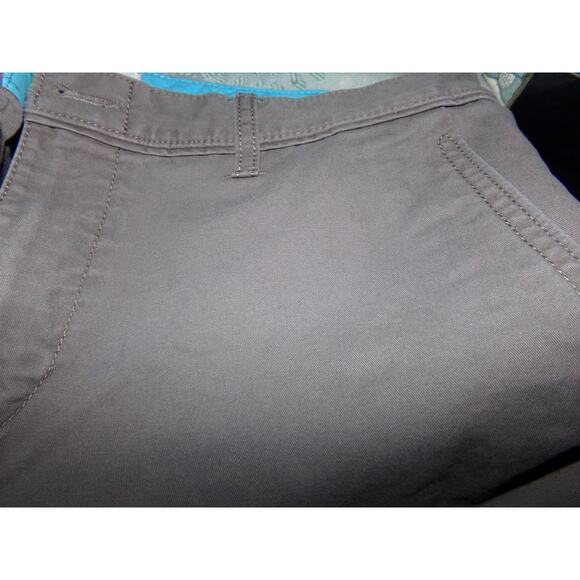 Penguin taupe  9" shorts size 33 Excellent condition - Picture 2 of 3